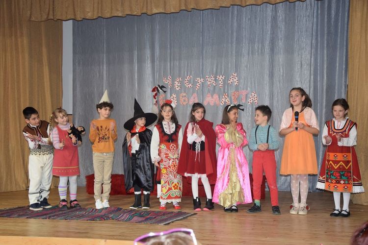 Децата на ОДК посрещат Баба Марта