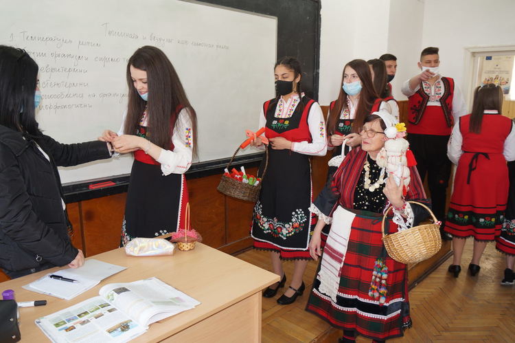 Баба Марта пристигна в Гимназията по туризъм