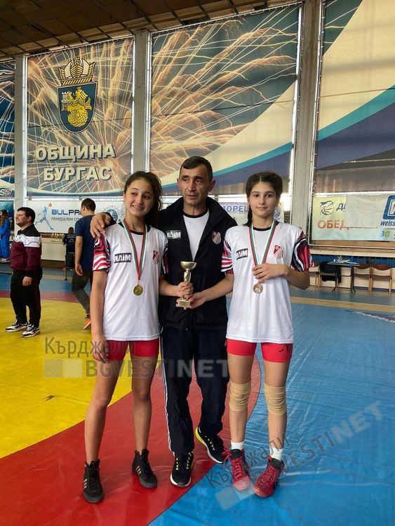 Златните момичета на Момчилград сътвориха зрелищен финал в свободната борба