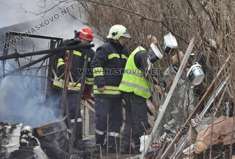 Пламна вила в Хасково, стопаните се втурнаха да спасяват кучета