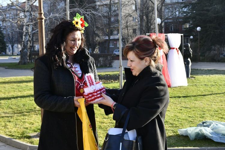 Димитровградски читалища дариха ръчно изработени мартеници на общинските служители