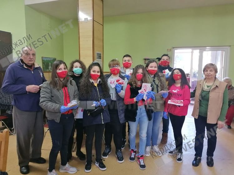 Движение "Ръка за помощ" зарадва хората с увреждания в Кърджали с мартеници, закичи и минувачи