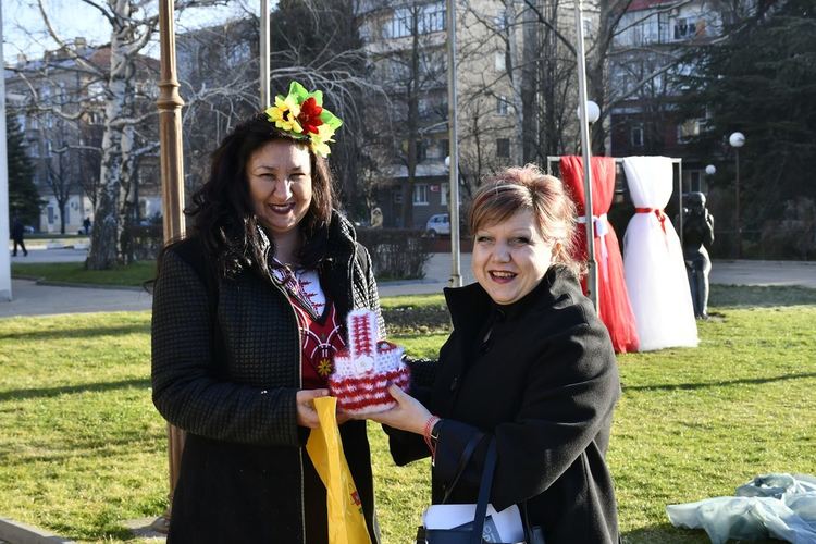 Димитровградски читалища дариха ръчно изработени мартеници на общинските служители