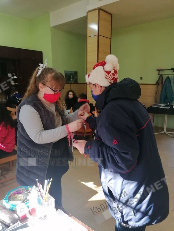 Движение "Ръка за помощ" зарадва хората с увреждания в Кърджали с мартеници, закичи и минувачи