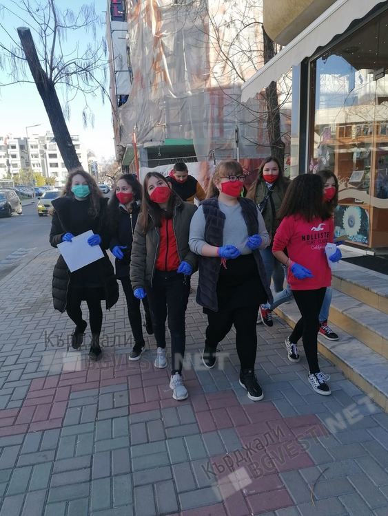 Движение "Ръка за помощ" зарадва хората с увреждания в Кърджали с мартеници, закичи и минувачи