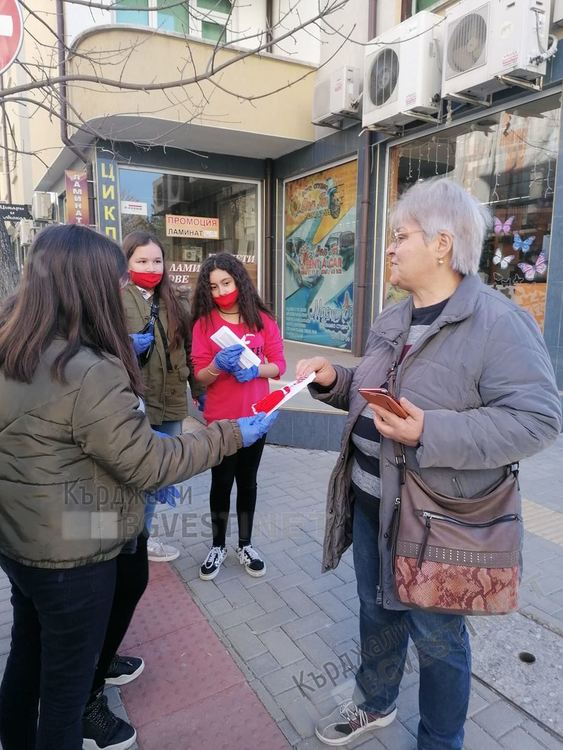 Движение "Ръка за помощ" зарадва хората с увреждания в Кърджали с мартеници, закичи и минувачи