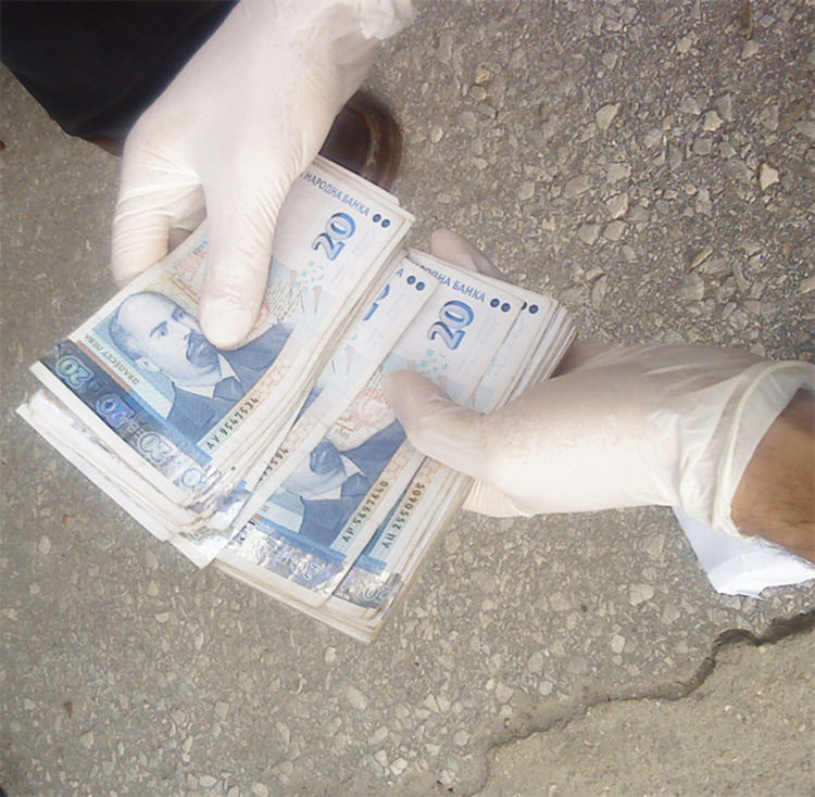 Задържаха двама, измамили старец с 10 000 лева за „освобождаване на наследство“