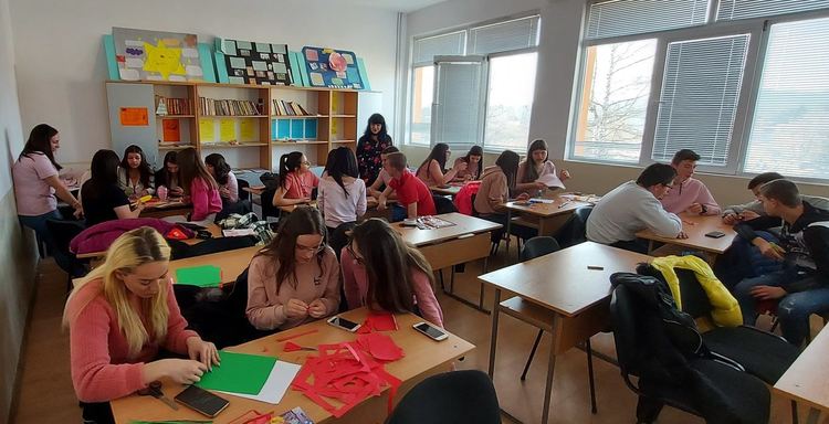 Училището в Доспат стартира благотворителна осмомартенска кампания  