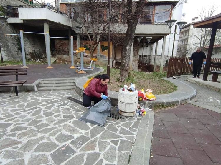 Ученици и учители от ПГИ "Карл Маркс" започнаха кампания за почистване на Смолян 