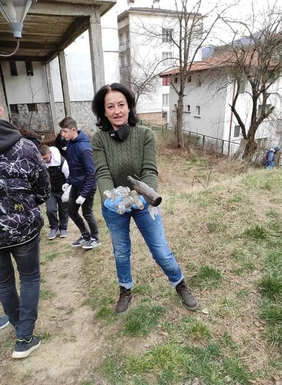 Ученици и учители от ПГИ "Карл Маркс" започнаха кампания за почистване на Смолян 