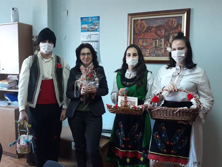 Ученици от Езиковата гимназия подариха мартеници за здраве, щастие и благоденствие