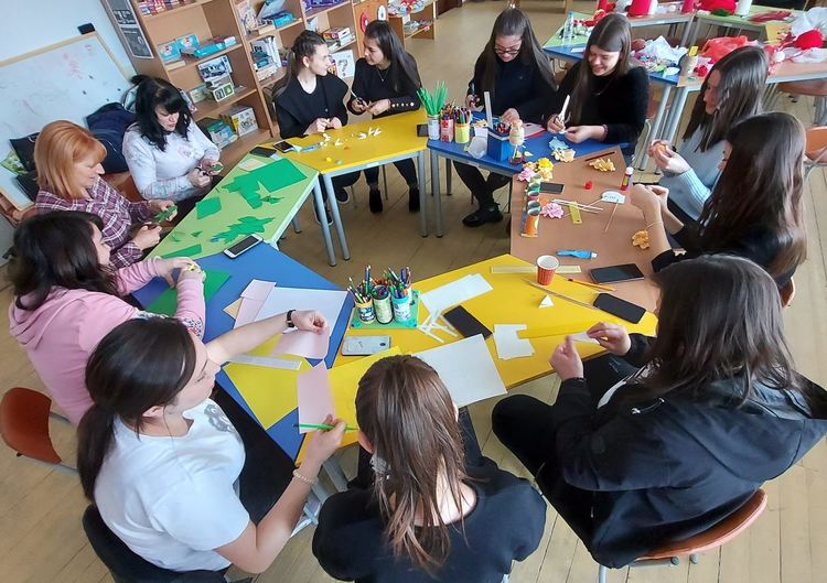 Училището в Доспат стартира благотворителна осмомартенска кампания  