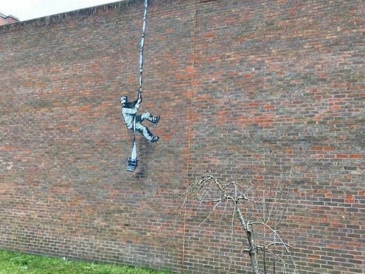 Графит на Банкси се появи върху стена на затвор в Англия