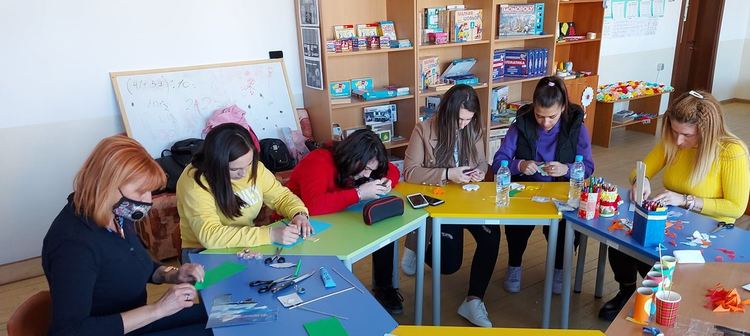 Училището в Доспат стартира благотворителна осмомартенска кампания  