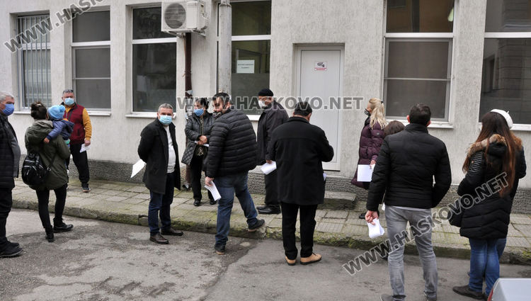  Започна ваксинацията с първа доза на членовете на СИК в Хасковска област