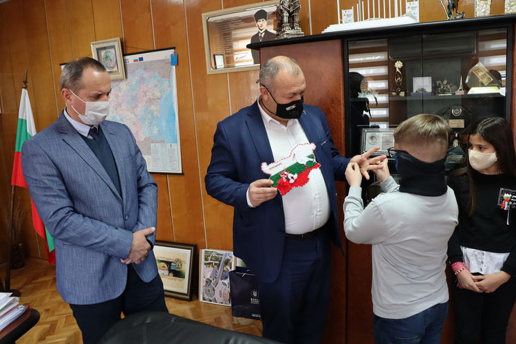 Деца подариха мартеници на кмета на община Ардино инж. Изет Шабан