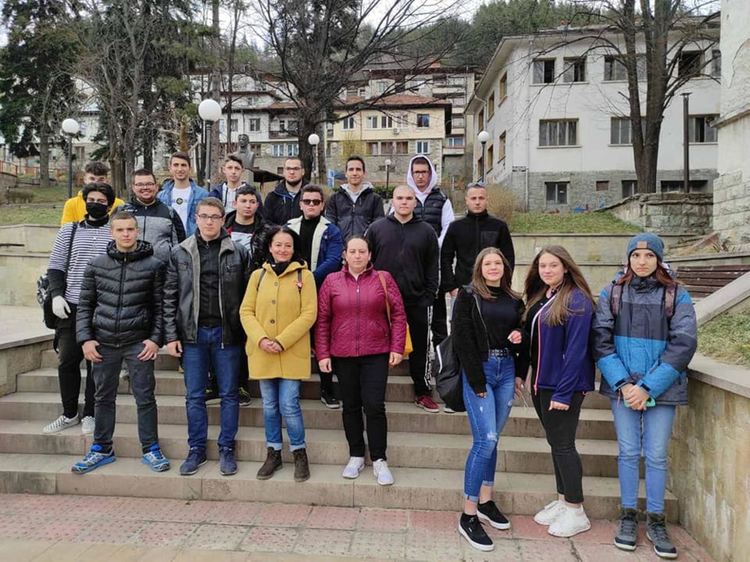 Ученици и учители от ПГИ "Карл Маркс" започнаха кампания за почистване на Смолян 