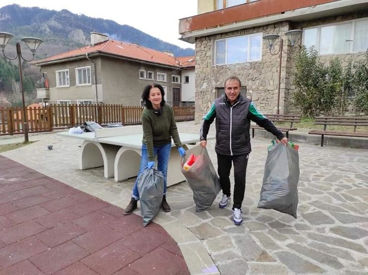 Ученици и учители от ПГИ "Карл Маркс" започнаха кампания за почистване на Смолян 