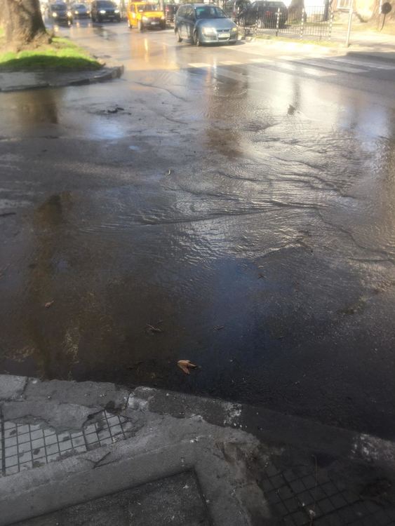 Авария на водопровод на бул."България" в Асеновград 