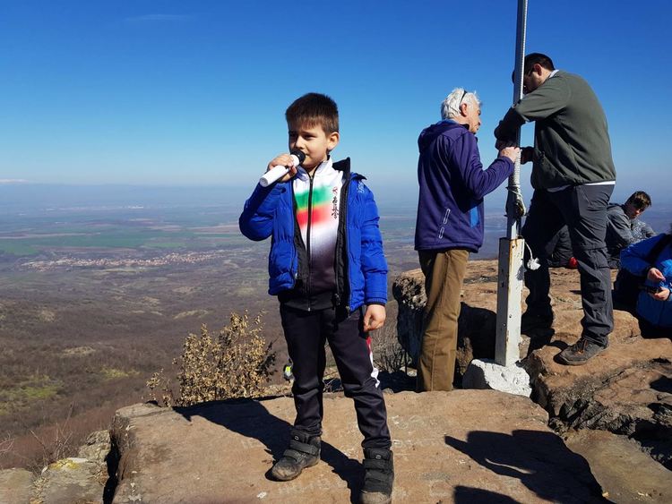 Над 250 туристи изкачиха връх Малка Драгойна в чест на 3 март