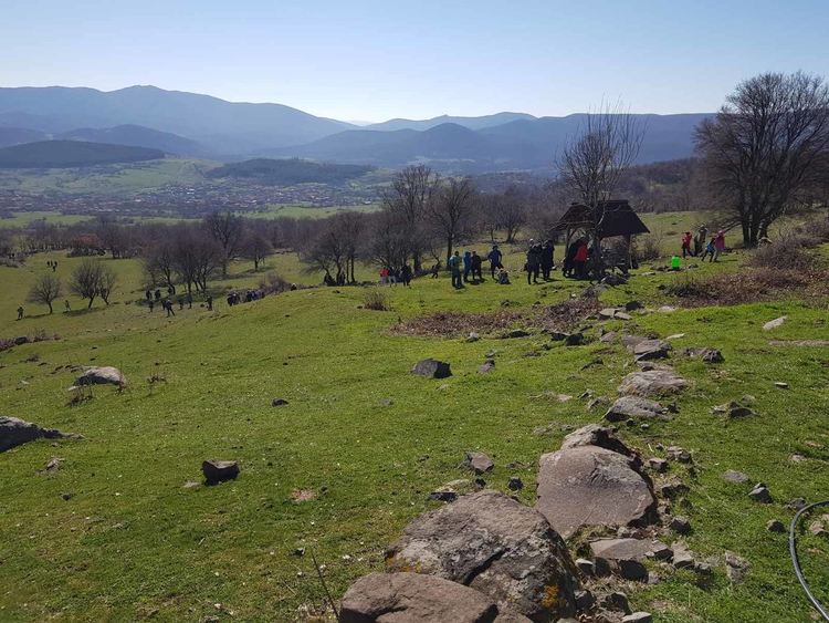 Над 250 туристи изкачиха връх Малка Драгойна в чест на 3 март