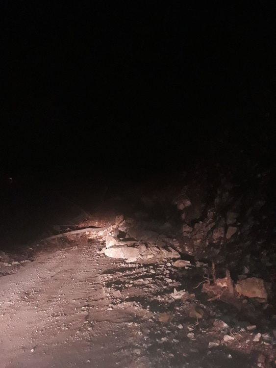 Паднали камъни и дървета на пътя между село Югово и Лъки, пътят е затворен