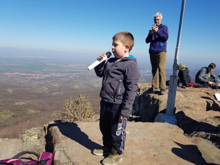 Над 250 туристи изкачиха връх Малка Драгойна в чест на 3 март