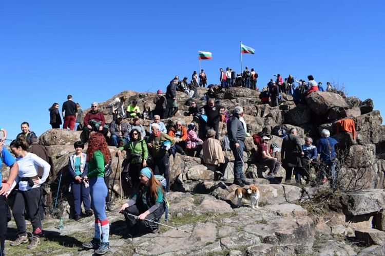 Над 250 туристи изкачиха връх Малка Драгойна в чест на 3 март