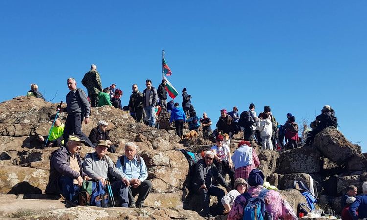 Над 250 туристи изкачиха връх Малка Драгойна в чест на 3 март