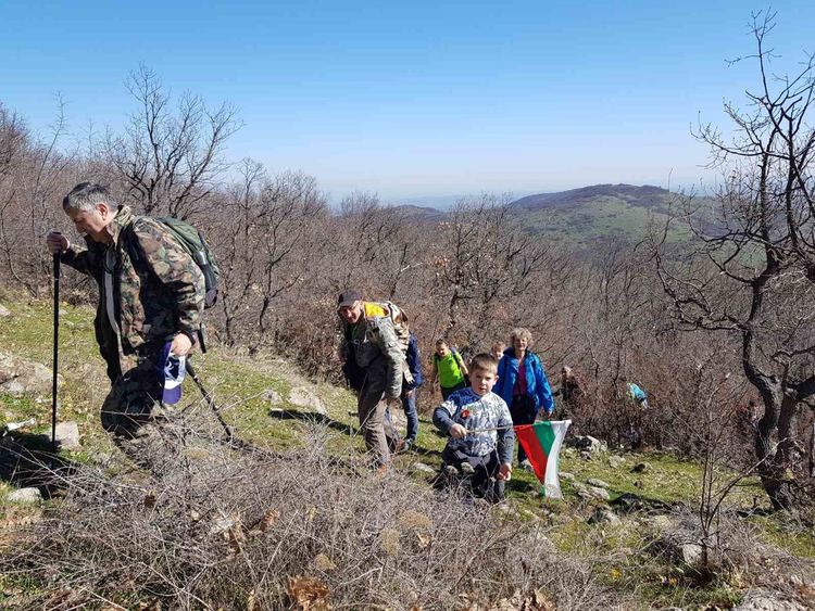 Над 250 туристи изкачиха връх Малка Драгойна в чест на 3 март