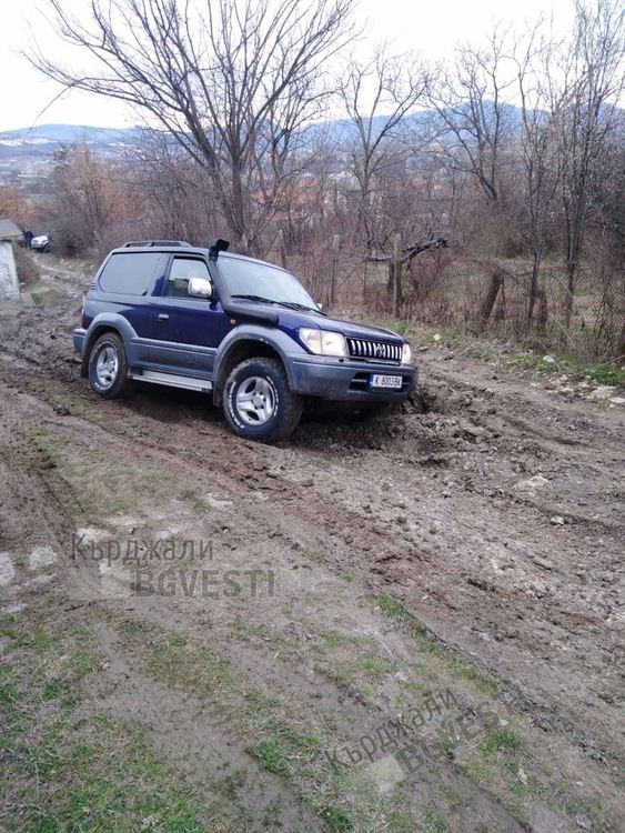 Любители на офроуда си избраха за трасе Резбарци,”изораха” пътя за гробището