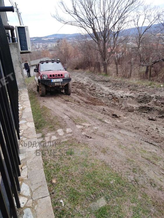 Любители на офроуда си избраха за трасе Резбарци,”изораха” пътя за гробището