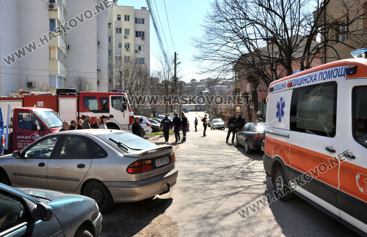 Медици, пожарникари и полицаи изпратени да спасяват жена в дома й