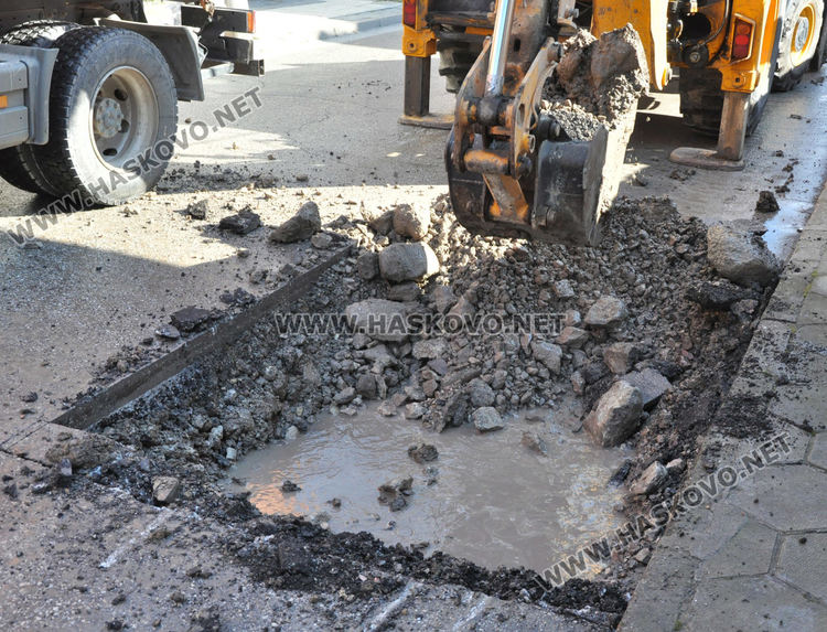 Затвориха улицата до старата баня заради ВиК авария