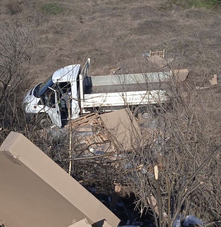 Товарен автомобил падна в канавка край село Радиново, пенсионер го блъсна отзад