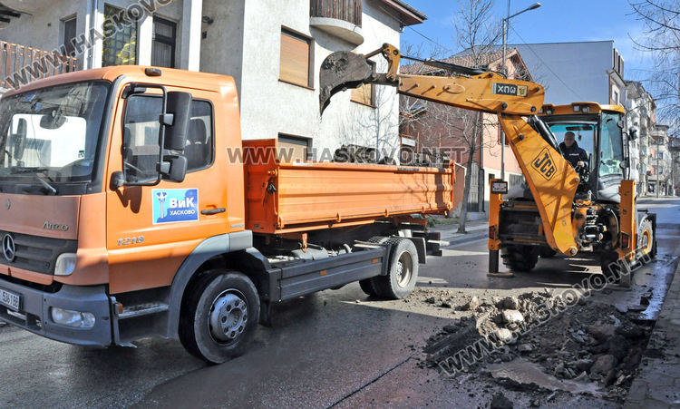Затвориха улицата до старата баня заради ВиК авария