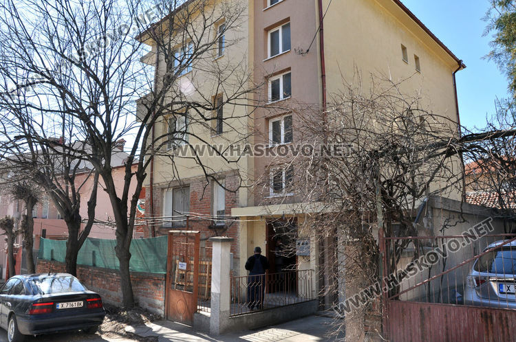 Медици, пожарникари и полицаи изпратени да спасяват жена в дома й