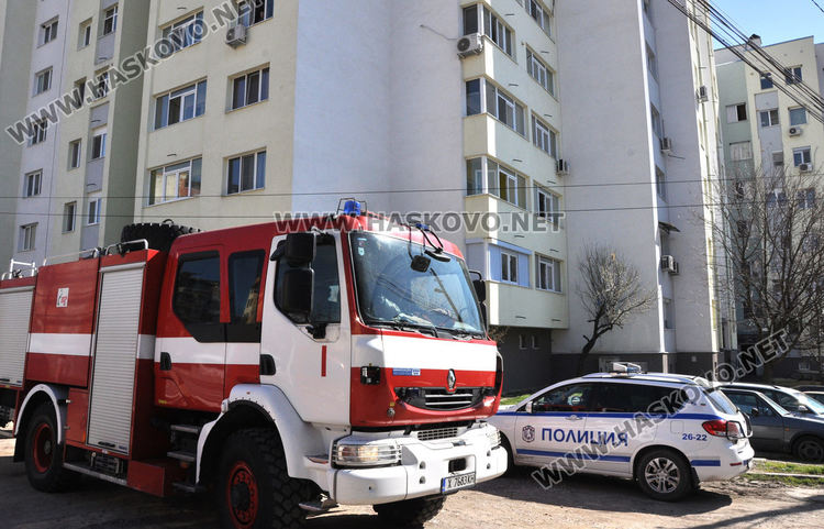 Медици, пожарникари и полицаи изпратени да спасяват жена в дома й