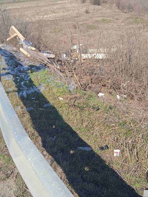 Товарен автомобил падна в канавка край село Радиново, пенсионер го блъсна отзад