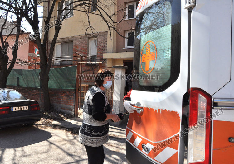 Медици, пожарникари и полицаи изпратени да спасяват жена в дома й