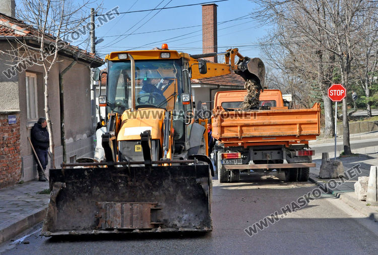 Затвориха улицата до старата баня заради ВиК авария