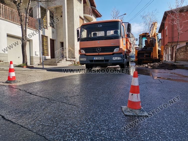 Затвориха улицата до старата баня заради ВиК авария
