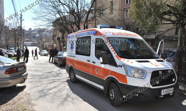 Медици, пожарникари и полицаи изпратени да спасяват жена в дома й