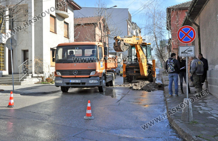Затвориха улицата до старата баня заради ВиК авария