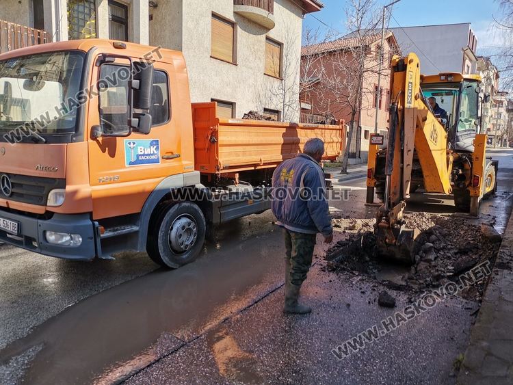 Затвориха улицата до старата баня заради ВиК авария