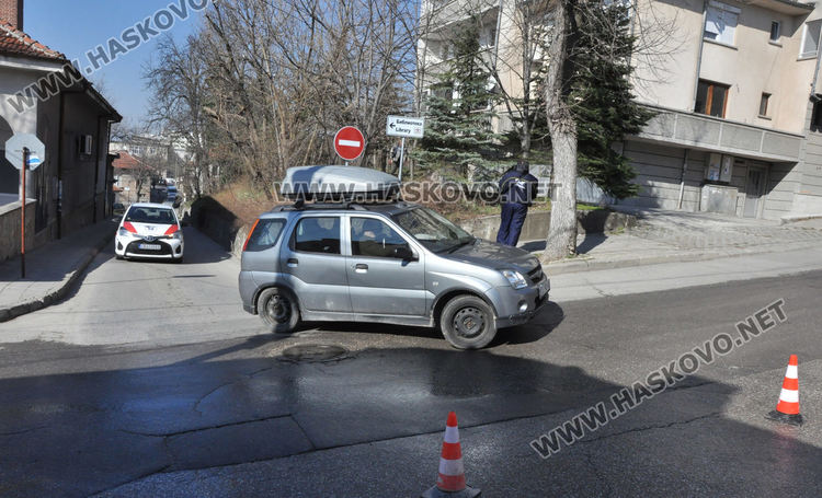 Затвориха улицата до старата баня заради ВиК авария