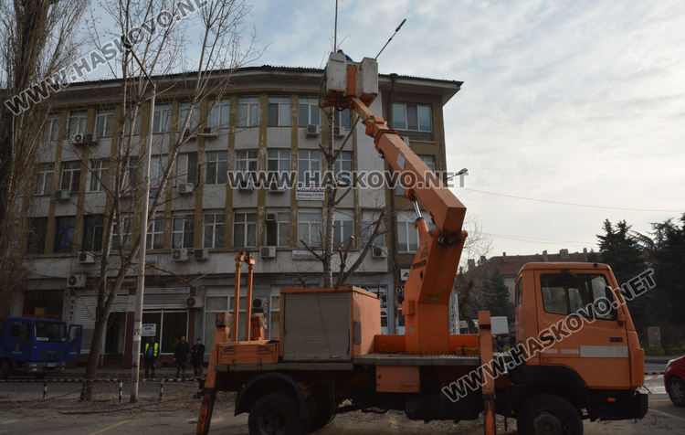 Затвориха булевард „България” край театъра заради резитбата на тополите