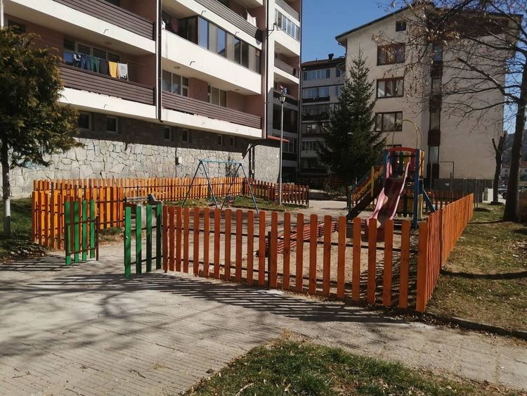 Община Смолян обезопаси детска площадка в кв. Райково