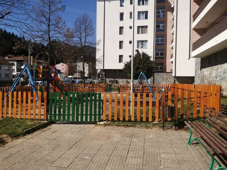 Община Смолян обезопаси детска площадка в кв. Райково