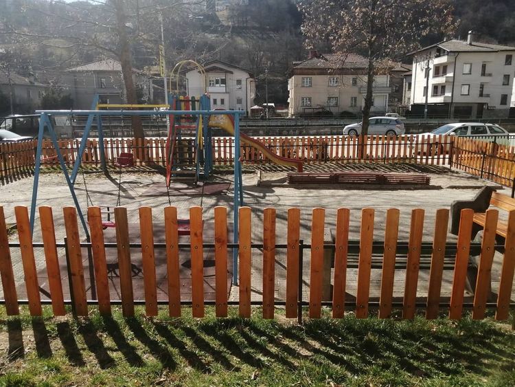 Община Смолян обезопаси детска площадка в кв. Райково